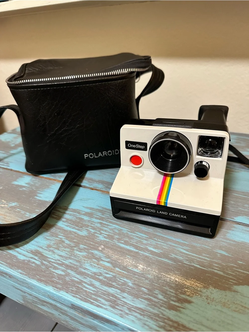 Vintage Polaroid OneStep Instant Camera. Includes flash bar  (not tested)